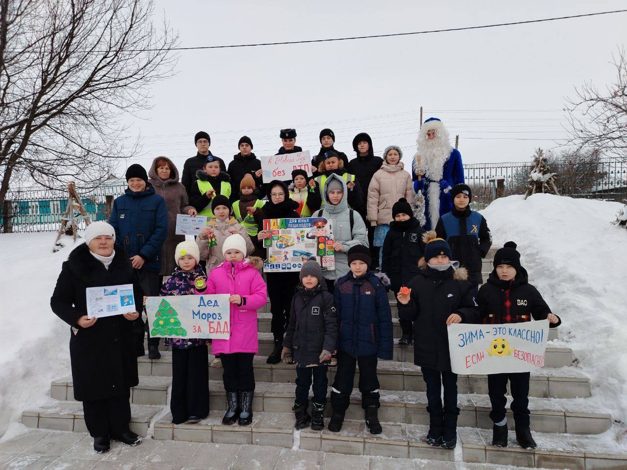 Полицейский Дед Мороз и сотрудники Госавтоинспекции поздравили ульяновских водителей с новогодними праздниками Полицейский Дед Мороз и сотрудники Госавтоинспекции поздравили ульяновских водителей с новогодними праздниками
