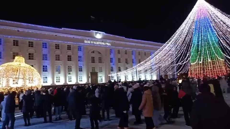 Новогодняя дискотека на Соборной площади в разгаре! Музыкальные хиты, игры и веселье хороводы