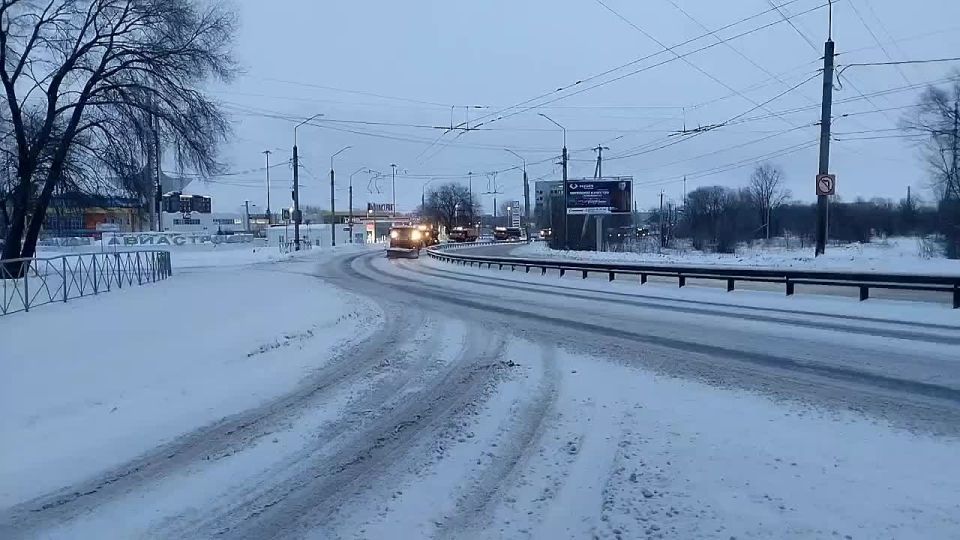 В ночь на 31 декабря в Ульяновске на уборке дорог от снега задействовали больше 70 единиц спецтехники