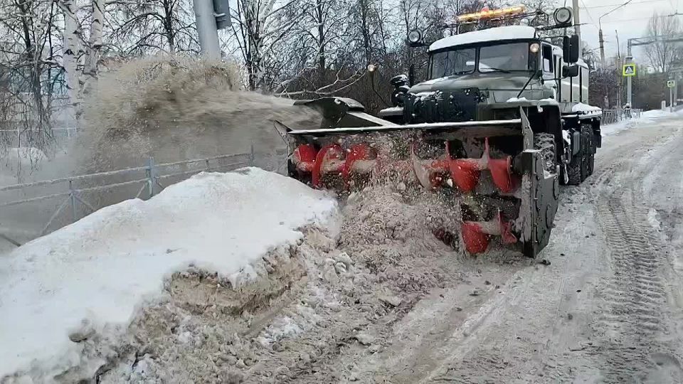 Тем временем ульяновские дорожники работают в усиленном режиме, несмотря на предновогодний день На Соборной площади и эспланаде по поручению главы города Александра Болдакина выполняется подметание и вывоз снега