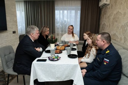 Алексей Русских: Друзья, поздравил две замечательные ульяновские семьи с Новым годом