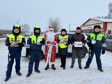 В праздничные дни Полицейский Дед Мороз проверил водителей на состояние опьянение