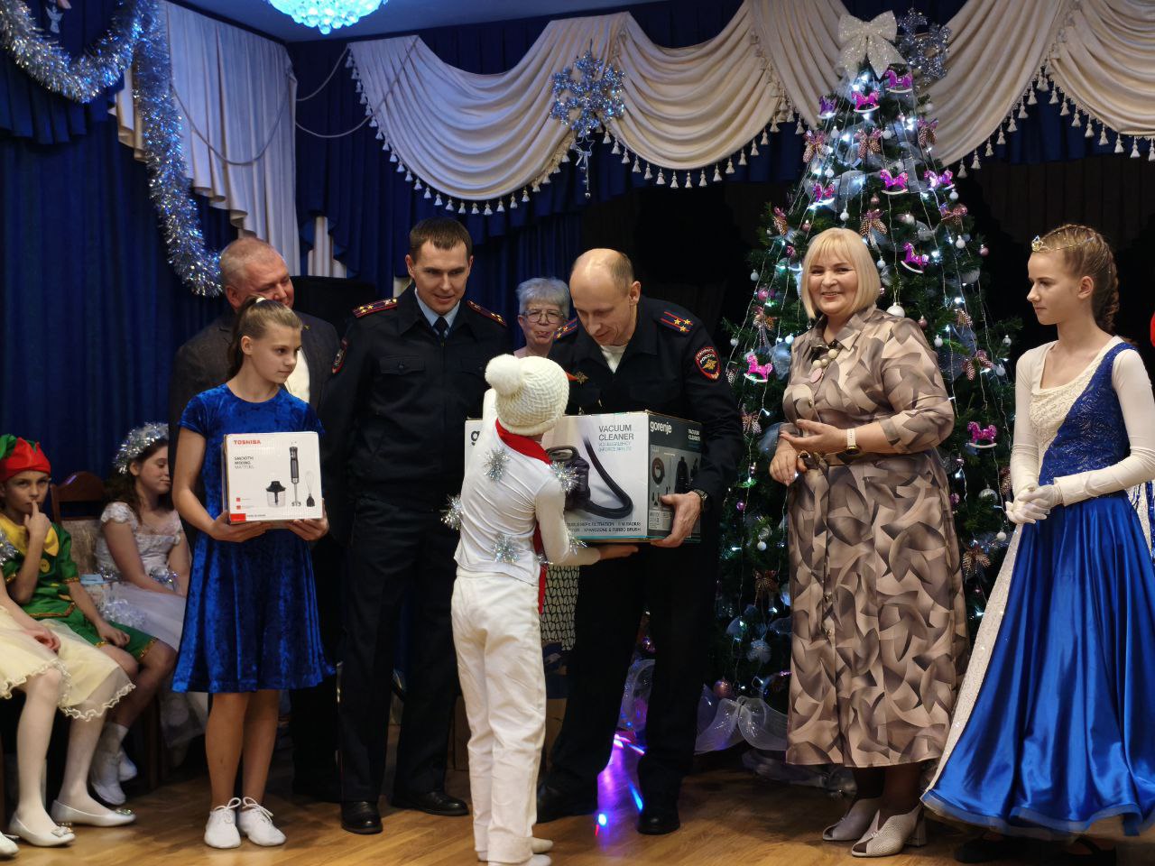 Ульяновские полицейские в рамках акции «Полицейский Дед Мороз» посетили воспитанников детского дома «Дом детства»