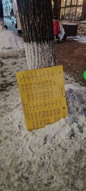 Вандалы повредили таблички с расписанием на остановке «Гончарова»