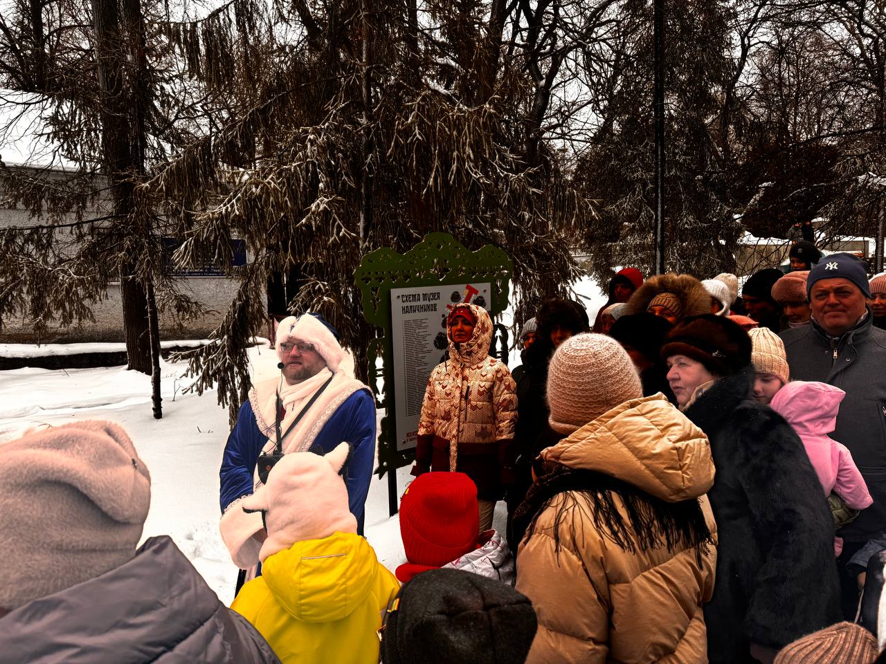 Во Владимирском саду в эти минуты проходит экскурсия по музею наличников Симбирска-Ульяновска под открытым небом — самая масштабная из всех, которые проходили здесь ранее Во Владимирском саду в эти минуты проходит экскурсия по музею наличников Симбирска-Ульяновска под открытым небом — самая масштабная из всех, которые проходили здесь ранее