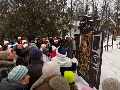 Во Владимирском саду в эти минуты проходит экскурсия по музею наличников Симбирска-Ульяновска под открытым небом — самая масштабная из всех, которые проходили здесь ранее