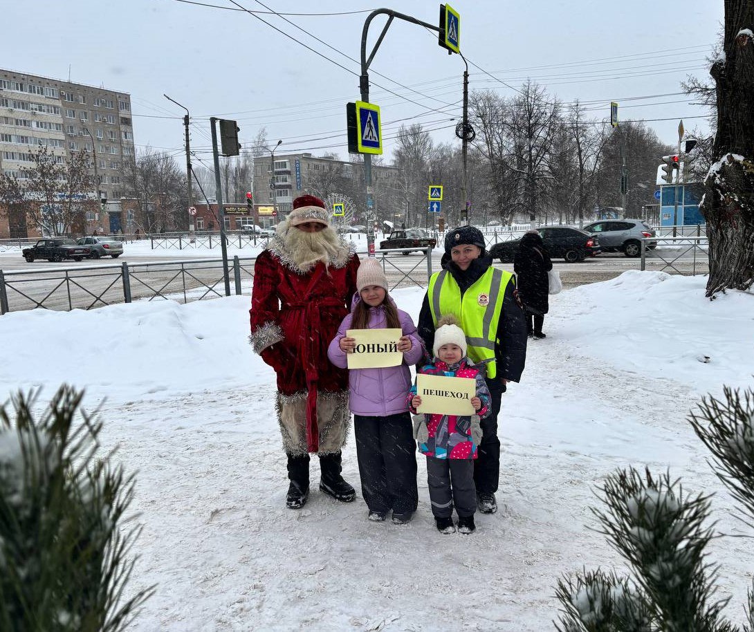 В ходе мероприятия вблизи нерегулируемых пешеходных переходов организаторы мероприятия провели профилактические беседы с несовершеннолетними участниками дорожного движения и их родителями об особенностях перехода проезжей... В ходе мероприятия вблизи нерегулируемых пешеходных переходов организаторы мероприятия провели профилактические беседы с несовершеннолетними участниками дорожного движения и их родителями об особенностях перехода проезжей...