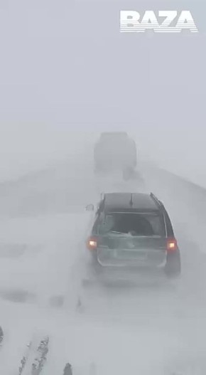 Гигантские пробки на трассах, увязшие в сугробах люди и десятки задержанных авиарейсов — мощный снегопад обрушился на Татарстан