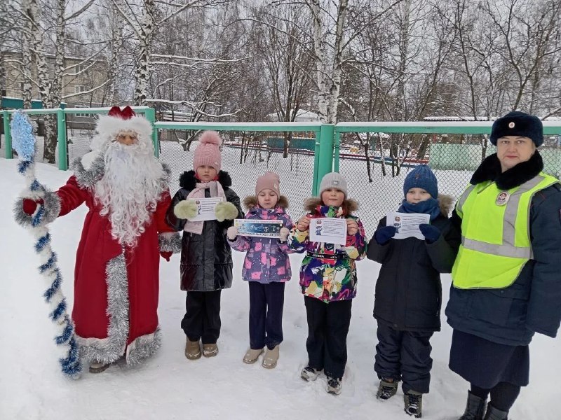 В ходе мероприятия вблизи нерегулируемых пешеходных переходов организаторы мероприятия провели профилактические беседы с несовершеннолетними участниками дорожного движения и их родителями об особенностях перехода проезжей... В ходе мероприятия вблизи нерегулируемых пешеходных переходов организаторы мероприятия провели профилактические беседы с несовершеннолетними участниками дорожного движения и их родителями об особенностях перехода проезжей...