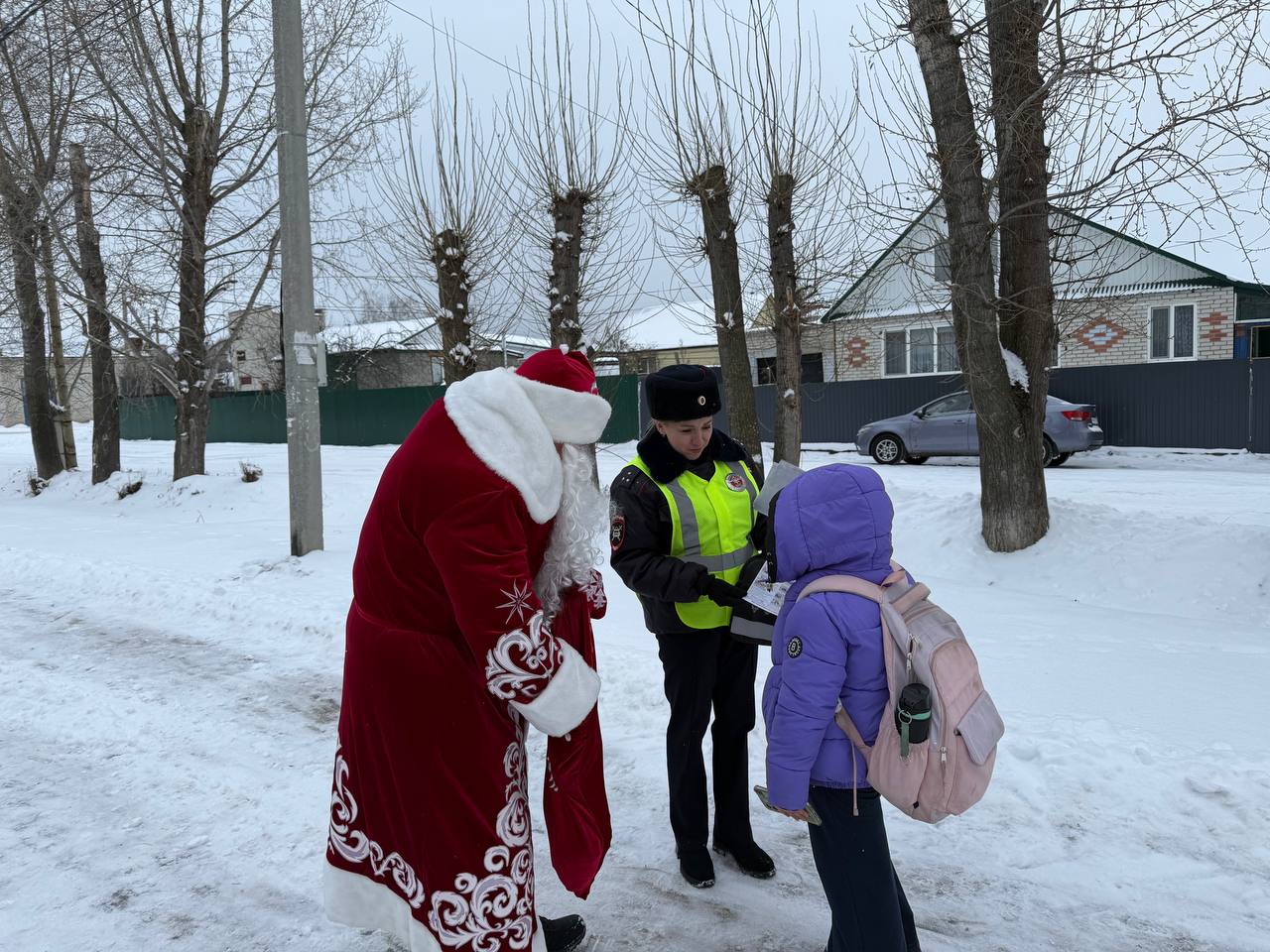 В завершение встречи сотрудники Госавтоинспекции и специалисты Дирекции безопасности дорожного движения подарили юным участникам дорожного движения тематические листовки по Правилам дорожного движения и световозвращающие... В завершение встречи сотрудники Госавтоинспекции и специалисты Дирекции безопасности дорожного движения подарили юным участникам дорожного движения тематические листовки по Правилам дорожного движения и световозвращающие...