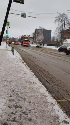 Колонна из четырёх комбинированных дорожных машин очищает улицы Кирова и Локомотивную