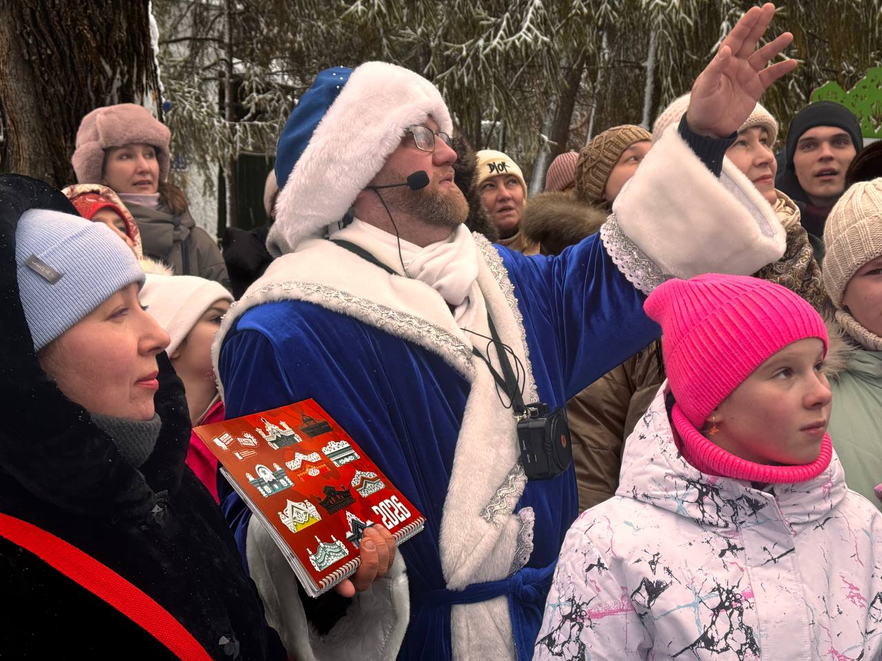 Во Владимирском саду в эти минуты проходит экскурсия по музею наличников Симбирска-Ульяновска под открытым небом — самая масштабная из всех, которые проходили здесь ранее Во Владимирском саду в эти минуты проходит экскурсия по музею наличников Симбирска-Ульяновска под открытым небом — самая масштабная из всех, которые проходили здесь ранее