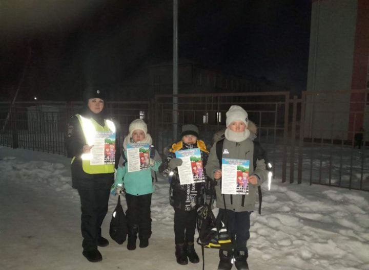 В завершение встречи сотрудники Госавтоинспекции и специалисты Дирекции безопасности дорожного движения подарили юным участникам дорожного движения тематические листовки по Правилам дорожного движения и световозвращающие... В завершение встречи сотрудники Госавтоинспекции и специалисты Дирекции безопасности дорожного движения подарили юным участникам дорожного движения тематические листовки по Правилам дорожного движения и световозвращающие...