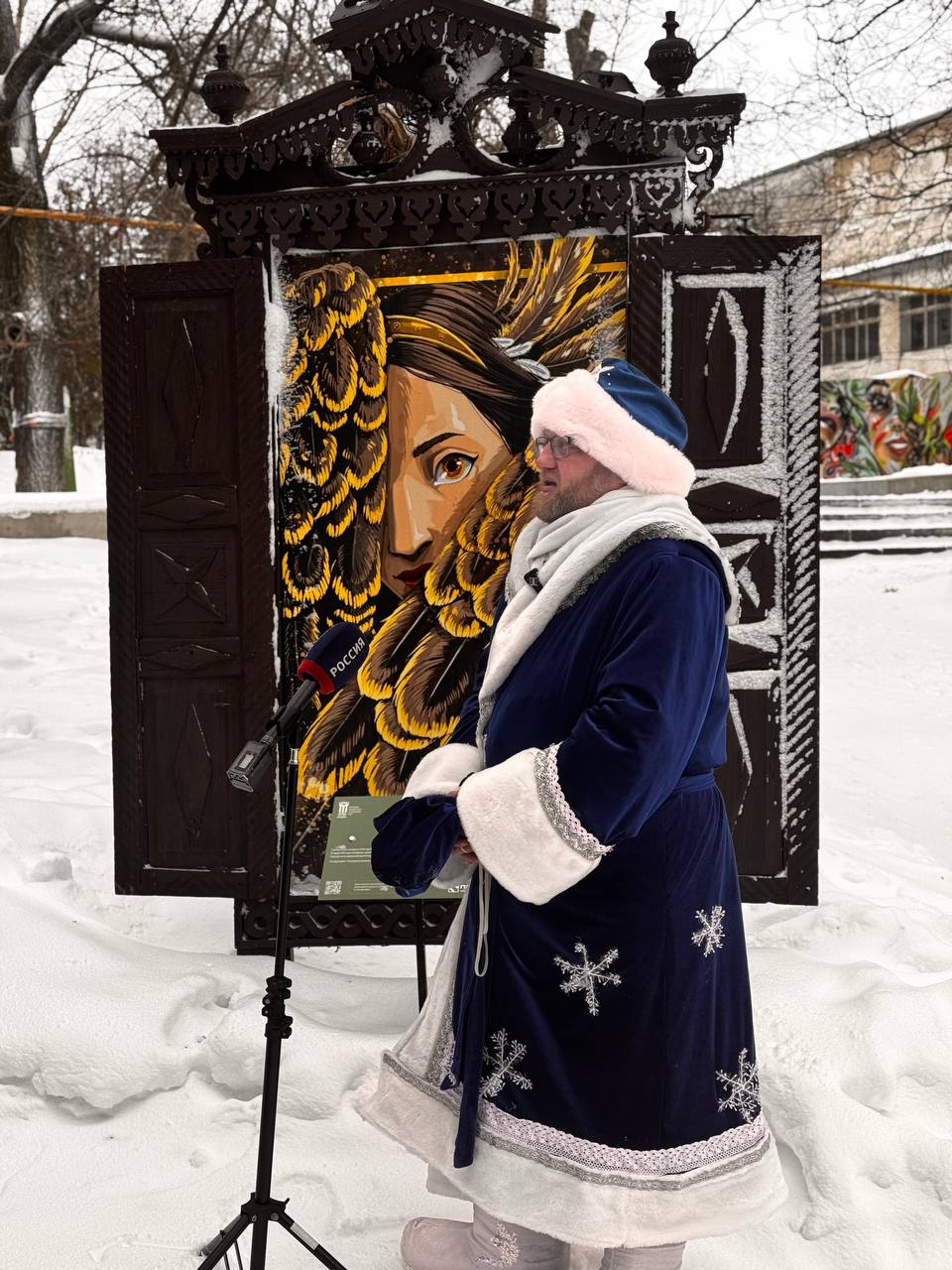 Во Владимирском саду в эти минуты проходит экскурсия по музею наличников Симбирска-Ульяновска под открытым небом — самая масштабная из всех, которые проходили здесь ранее Во Владимирском саду в эти минуты проходит экскурсия по музею наличников Симбирска-Ульяновска под открытым небом — самая масштабная из всех, которые проходили здесь ранее