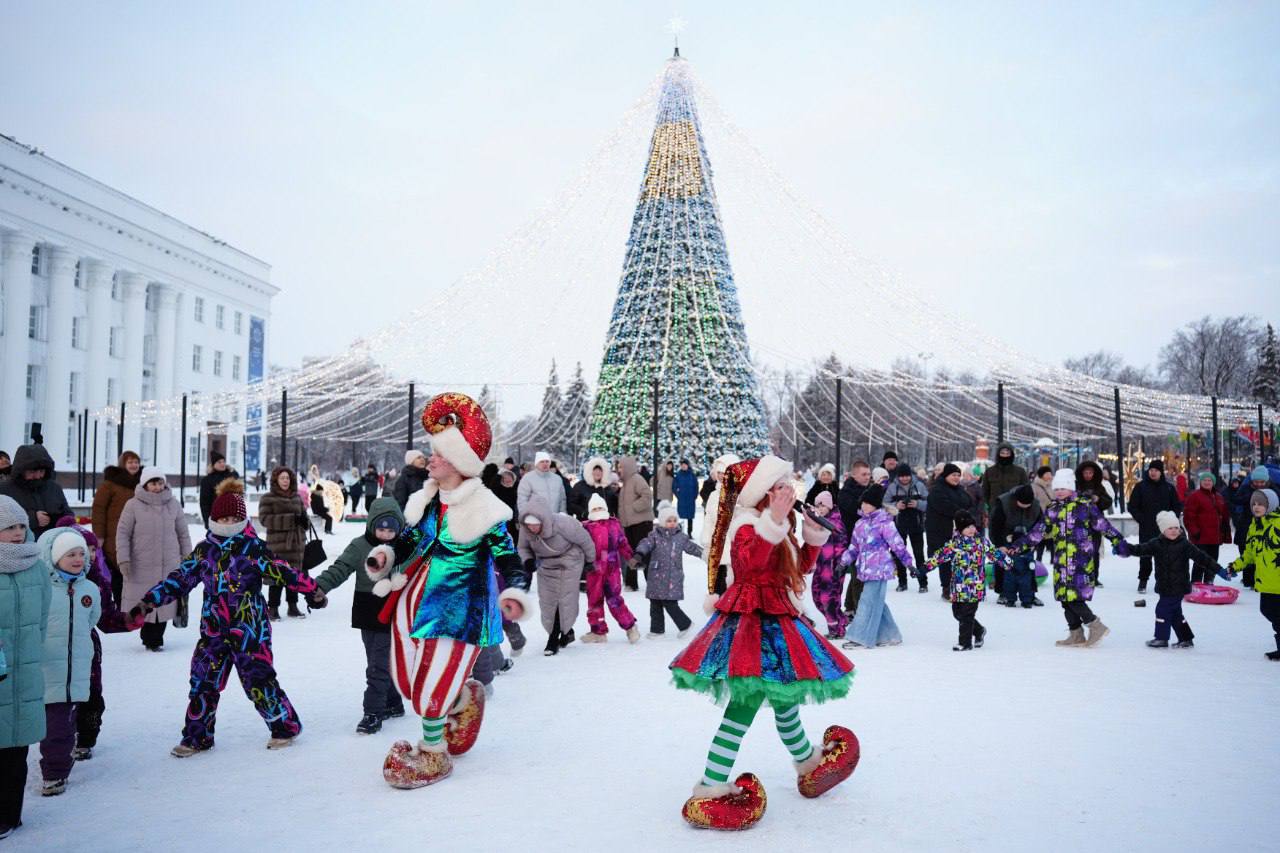 Сегодня на Соборной площади была организована игровая программа для юных ульяновцев Сегодня на Соборной площади была организована игровая программа для юных ульяновцев