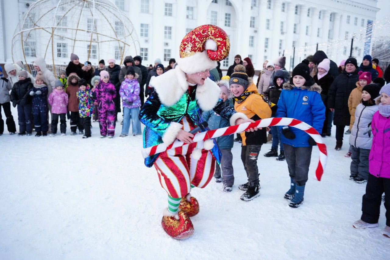 Сегодня на Соборной площади была организована игровая программа для юных ульяновцев