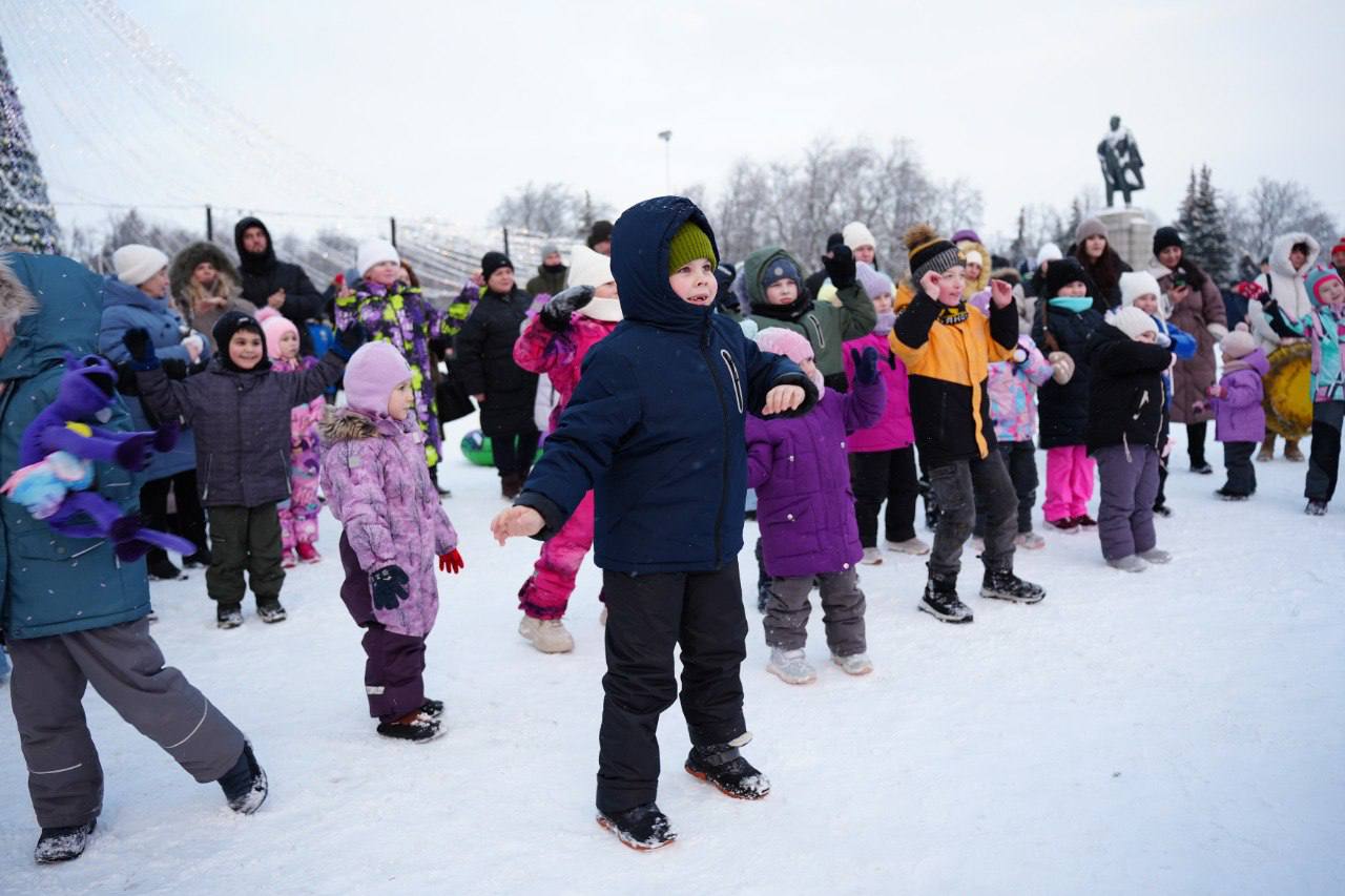 Сегодня на Соборной площади была организована игровая программа для юных ульяновцев Сегодня на Соборной площади была организована игровая программа для юных ульяновцев