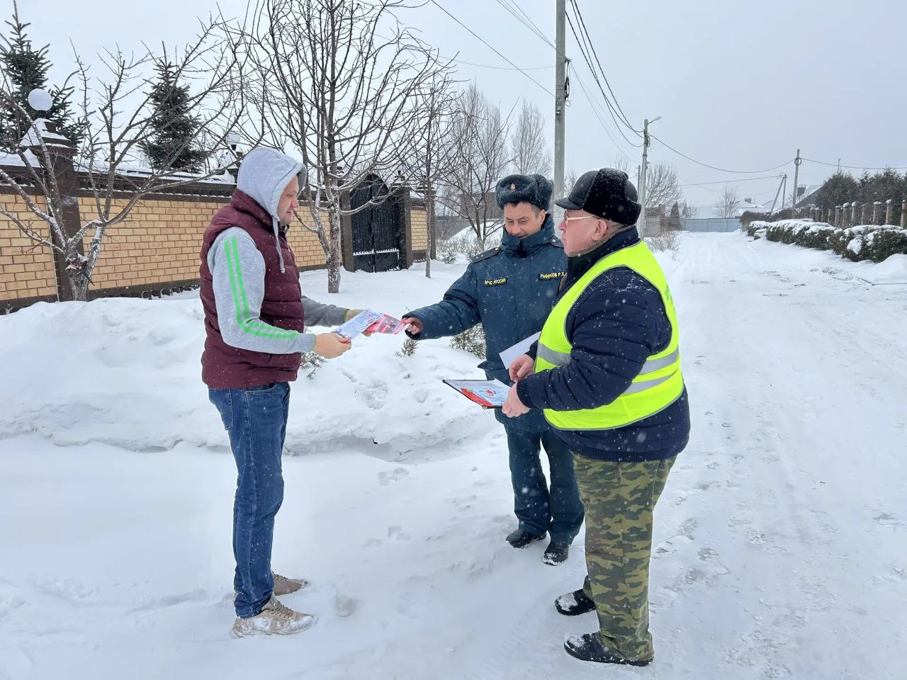 На улице Шурова прошёл противопожарный рейд На улице Шурова прошёл противопожарный рейд