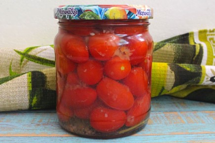 Подготовьте осенние закатки: как мариновать помидоры черри с чесноком и перцем