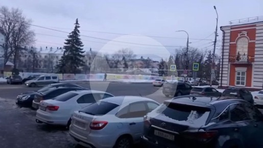 Автомобильная парковка около гостиницы «Советская», как и прилегающие, забиты машинами