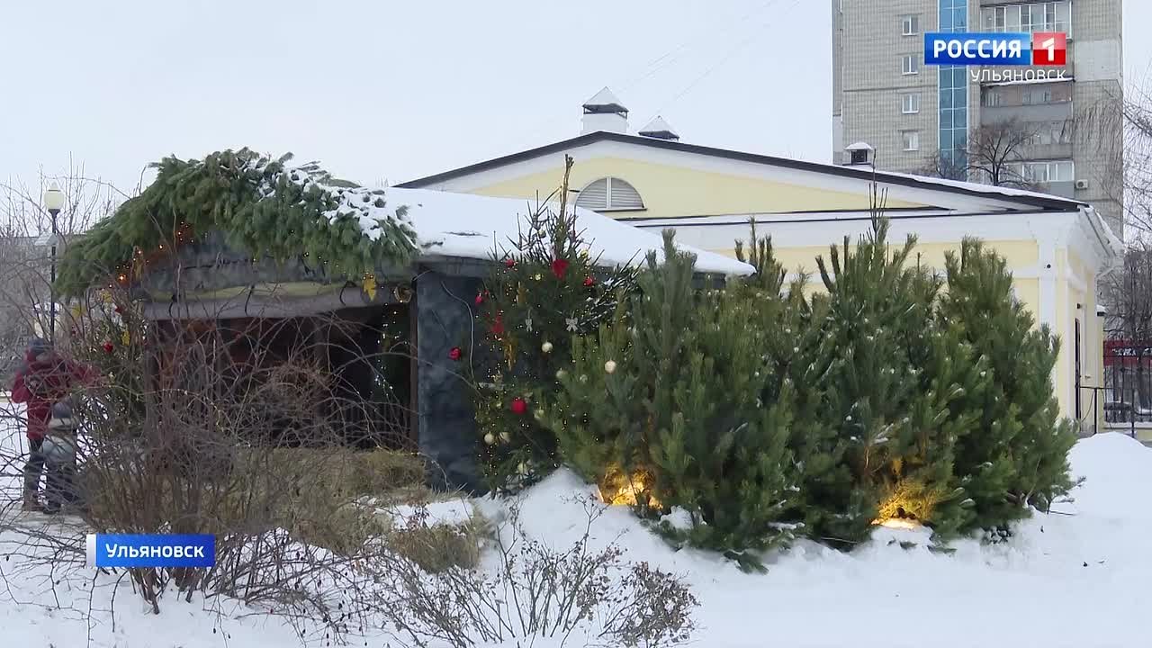 Под Рождество у православных храмов установили вертепы