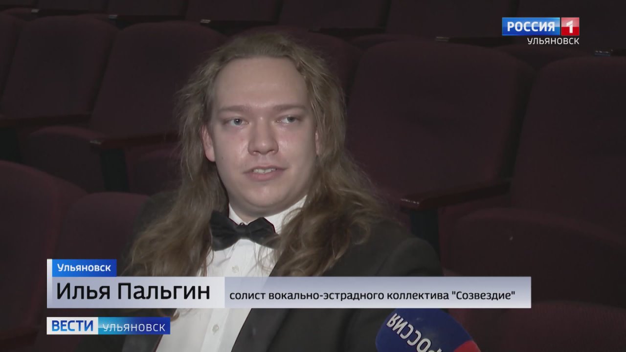 В актовом зале педагогического университета свою новогоднюю программу в очередной раз продемонстрировали участники вокально-эстрадного коллектива "Созвездие"