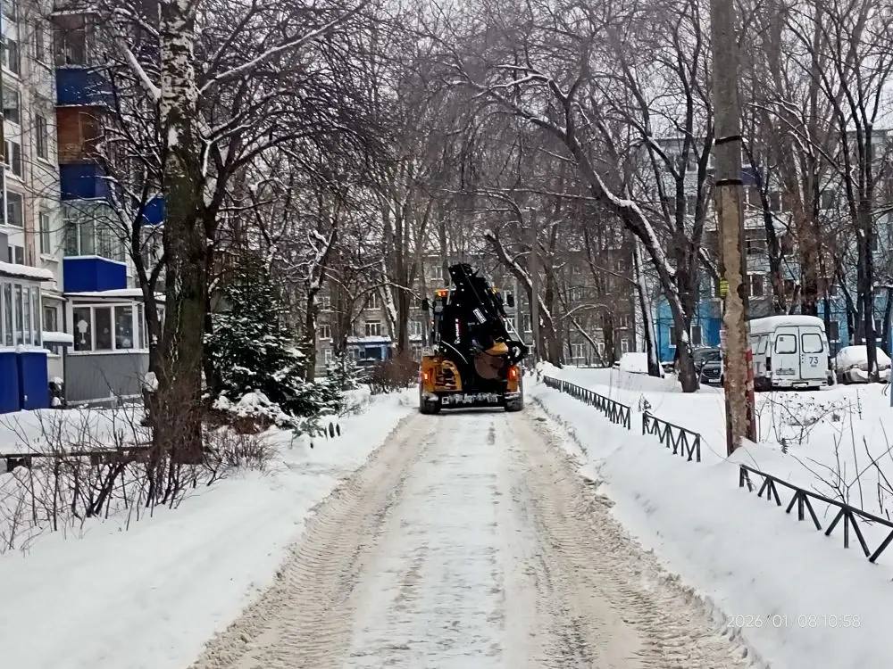 Продолжается работа по уборке снега в Засвияжском районе Продолжается работа по уборке снега в Засвияжском районе
