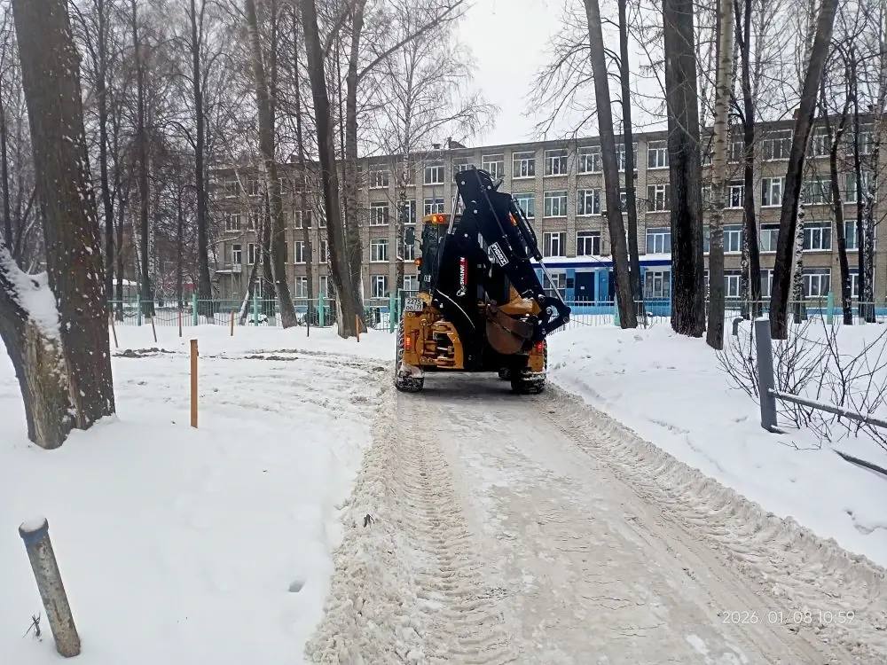 Продолжается работа по уборке снега в Засвияжском районе Продолжается работа по уборке снега в Засвияжском районе