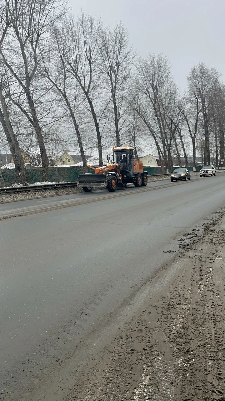 Про очистку дорог. Специализированная техника МБУ «Дорремстрой» задействована для уборки улично-дорожной сети: проводится подметание проезжей части и расчистка пешеходных зон, продолжается вывоз снега Про очистку дорог. Специализированная техника МБУ «Дорремстрой» задействована для уборки улично-дорожной сети: проводится подметание проезжей части и расчистка пешеходных зон, продолжается вывоз снега