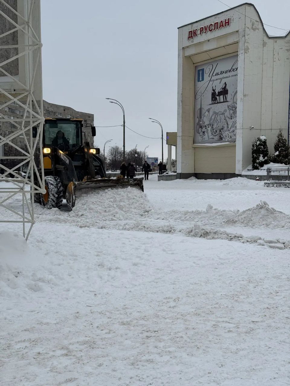 Про очистку дорог. Специализированная техника МБУ «Дорремстрой» задействована для уборки улично-дорожной сети: проводится подметание проезжей части и расчистка пешеходных зон, продолжается вывоз снега Про очистку дорог. Специализированная техника МБУ «Дорремстрой» задействована для уборки улично-дорожной сети: проводится подметание проезжей части и расчистка пешеходных зон, продолжается вывоз снега