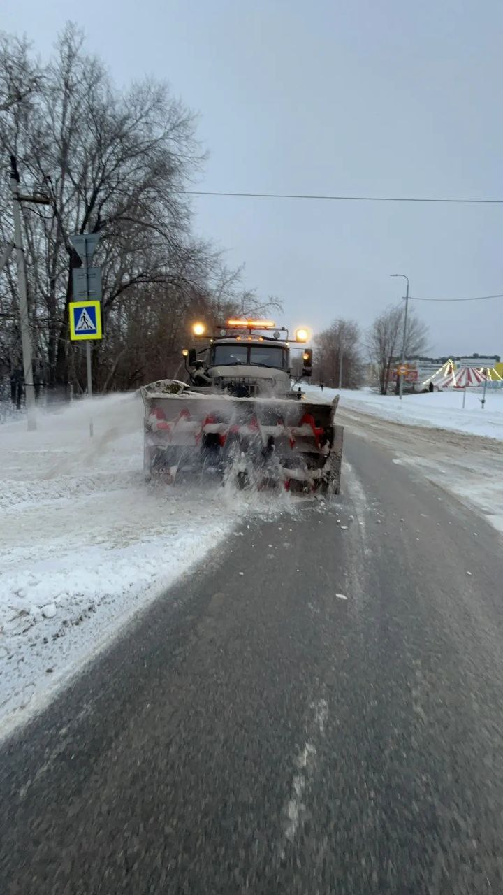 Про очистку дорог. Специализированная техника МБУ «Дорремстрой» задействована для уборки улично-дорожной сети: проводится подметание проезжей части и расчистка пешеходных зон, продолжается вывоз снега Про очистку дорог. Специализированная техника МБУ «Дорремстрой» задействована для уборки улично-дорожной сети: проводится подметание проезжей части и расчистка пешеходных зон, продолжается вывоз снега