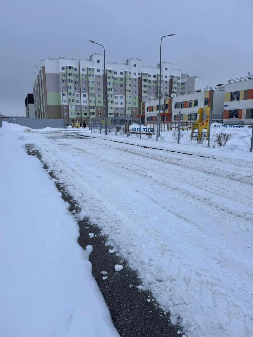 Про очистку дорог. Специализированная техника МБУ «Дорремстрой» задействована для уборки улично-дорожной сети: проводится подметание проезжей части и расчистка пешеходных зон, продолжается вывоз снега