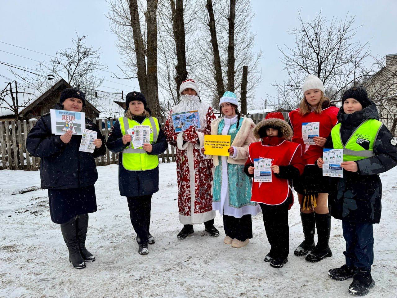 В завершение мероприятия сотрудники Госавтоинспекции и специалисты Дирекции безопасности дорожного движения подарили юным участникам дорожного движения тематические листовки по Правилам дорожного движения и световозвращающие... В завершение мероприятия сотрудники Госавтоинспекции и специалисты Дирекции безопасности дорожного движения подарили юным участникам дорожного движения тематические листовки по Правилам дорожного движения и световозвращающие...