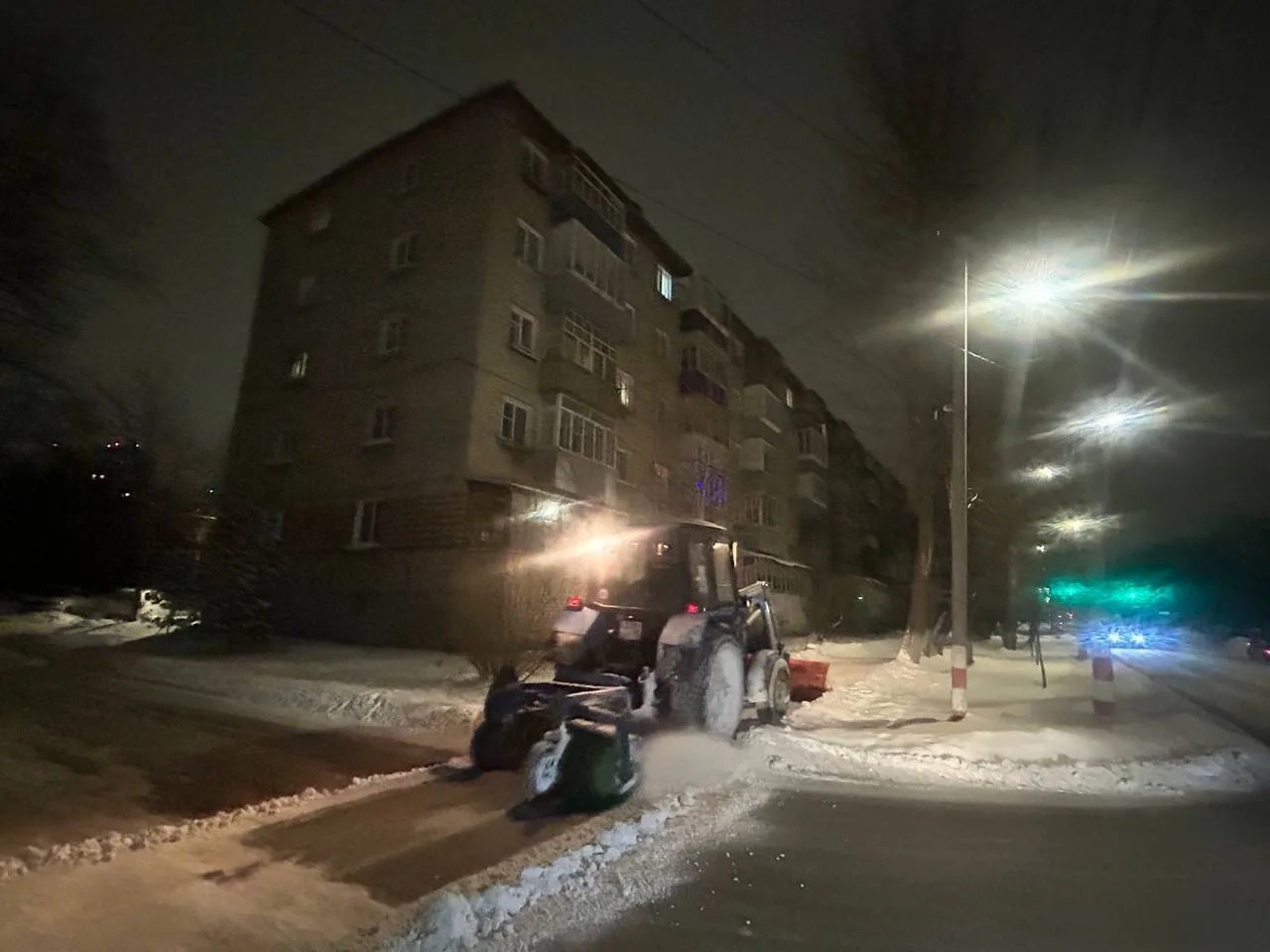 9 января улицы Ульяновска очищали 172 единицы спецтехники 9 января улицы Ульяновска очищали 172 единицы спецтехники