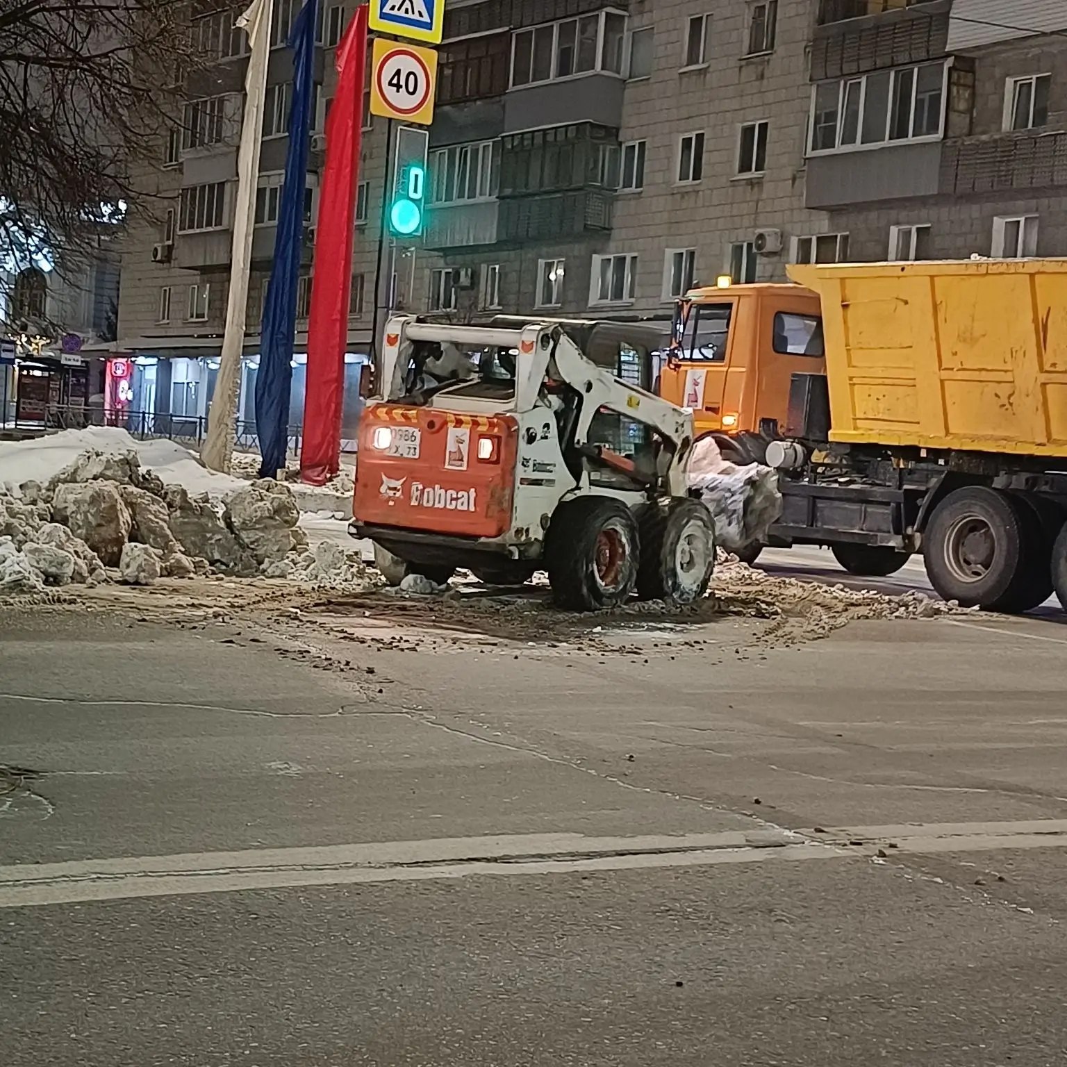 9 января улицы Ульяновска очищали 172 единицы спецтехники 9 января улицы Ульяновска очищали 172 единицы спецтехники