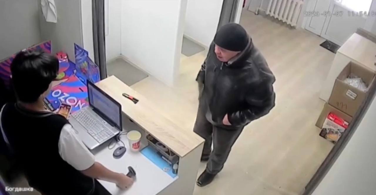 В Ульяновске задержали подозреваемого, угрожавшего канцелярским ножом сотруднику маркетплейса