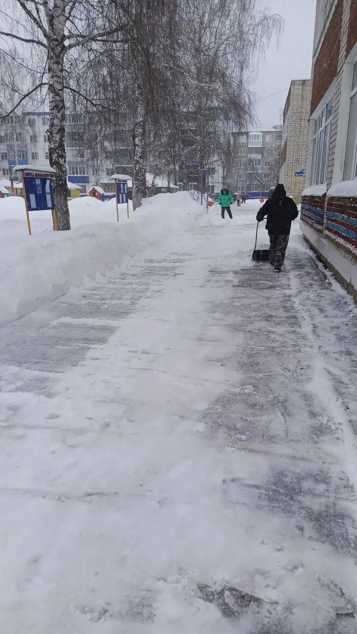 Все выходные дни на территориях образовательных организаций велась уборка территорий от последствий сильнейшего снегопада Все выходные дни на территориях образовательных организаций велась уборка территорий от последствий сильнейшего снегопада