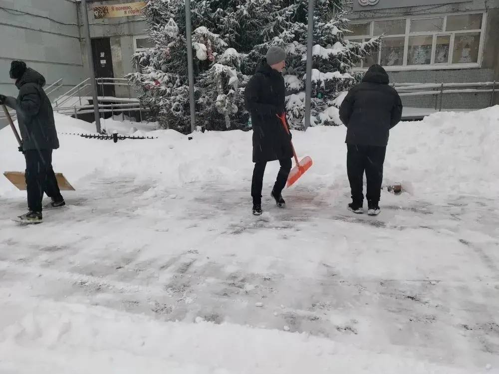 Все выходные дни на территориях образовательных организаций велась уборка территорий от последствий сильнейшего снегопада Все выходные дни на территориях образовательных организаций велась уборка территорий от последствий сильнейшего снегопада