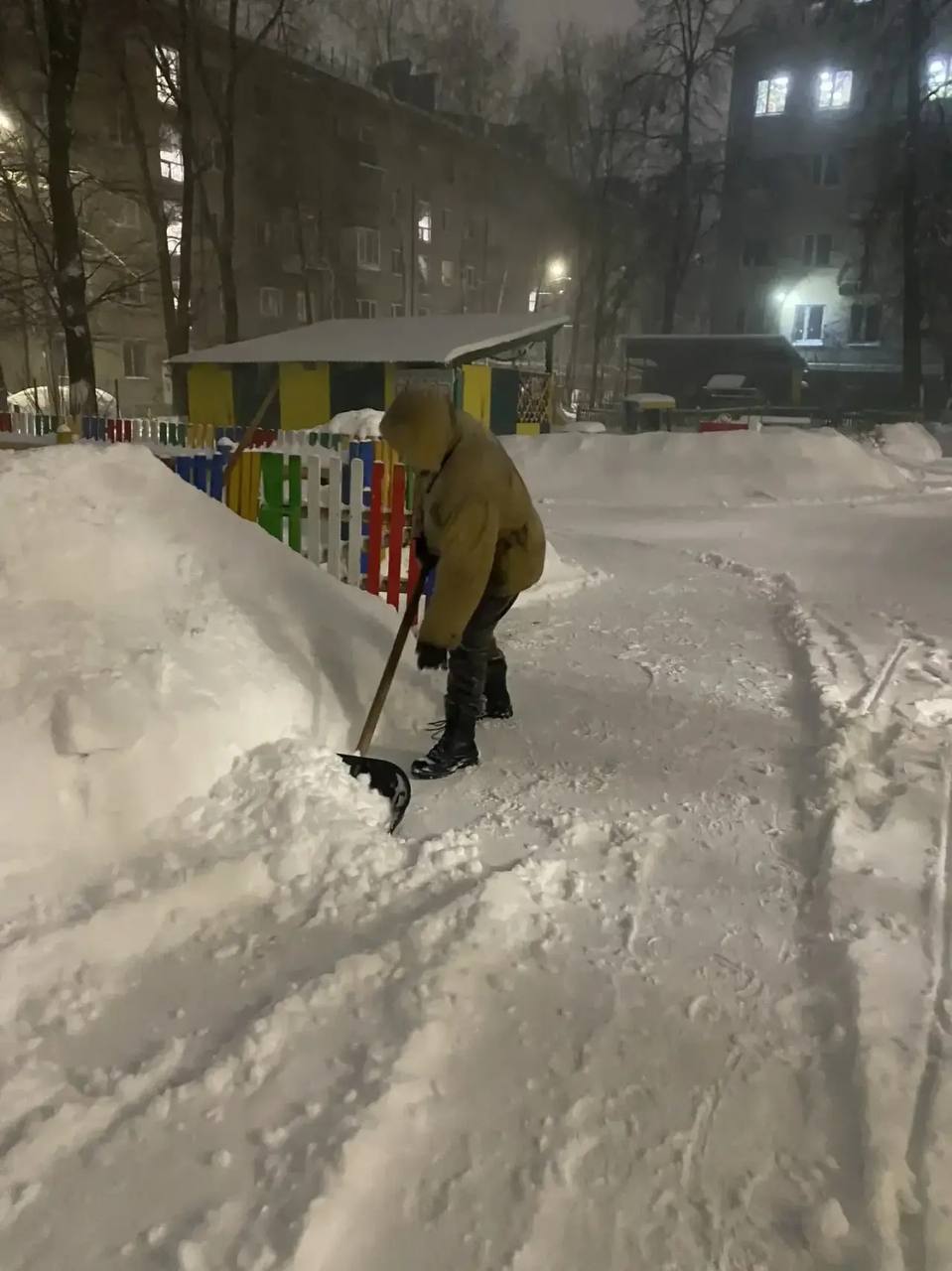 Все выходные дни на территориях образовательных организаций велась уборка территорий от последствий сильнейшего снегопада Все выходные дни на территориях образовательных организаций велась уборка территорий от последствий сильнейшего снегопада