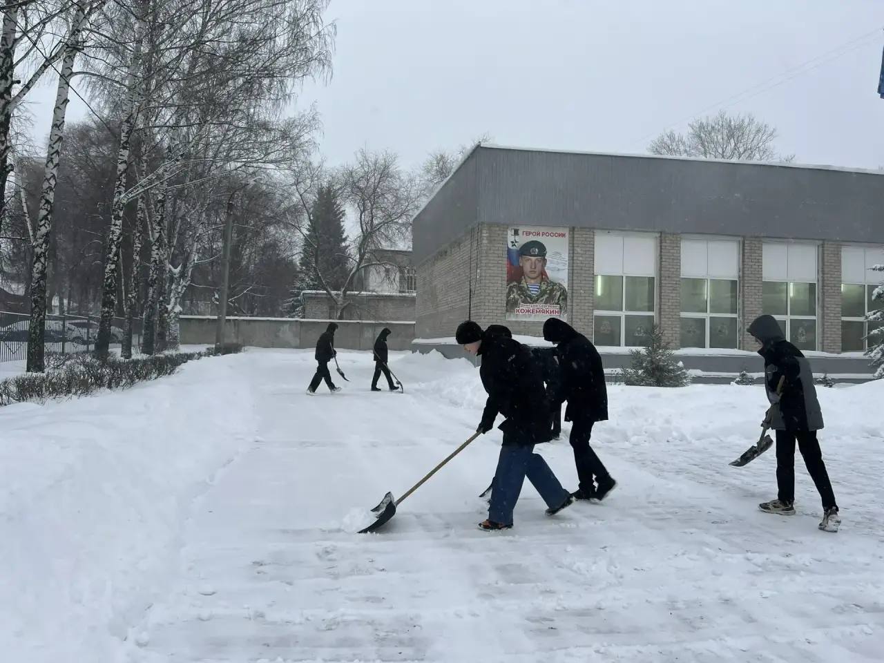 Все выходные дни на территориях образовательных организаций велась уборка территорий от последствий сильнейшего снегопада Все выходные дни на территориях образовательных организаций велась уборка территорий от последствий сильнейшего снегопада