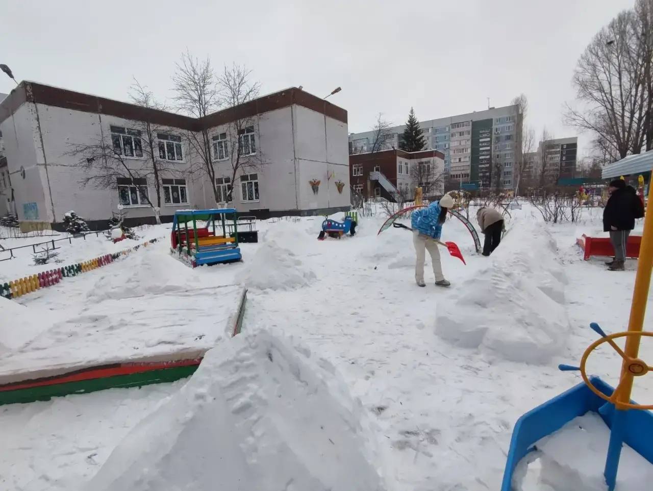 Все выходные дни на территориях образовательных организаций велась уборка территорий от последствий сильнейшего снегопада Все выходные дни на территориях образовательных организаций велась уборка территорий от последствий сильнейшего снегопада