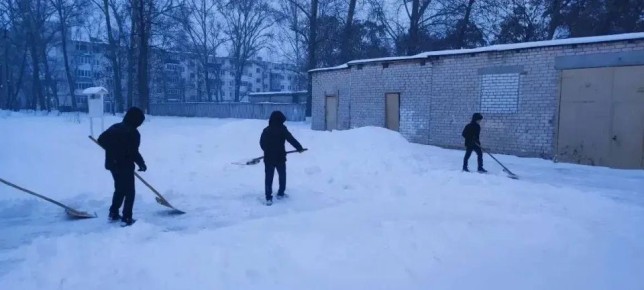 Все выходные дни на территориях образовательных организаций велась уборка территорий от последствий сильнейшего снегопада