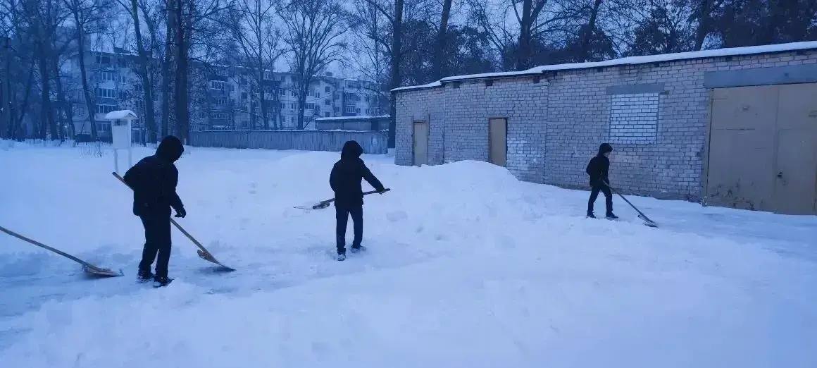 Все выходные дни на территориях образовательных организаций велась уборка территорий от последствий сильнейшего снегопада