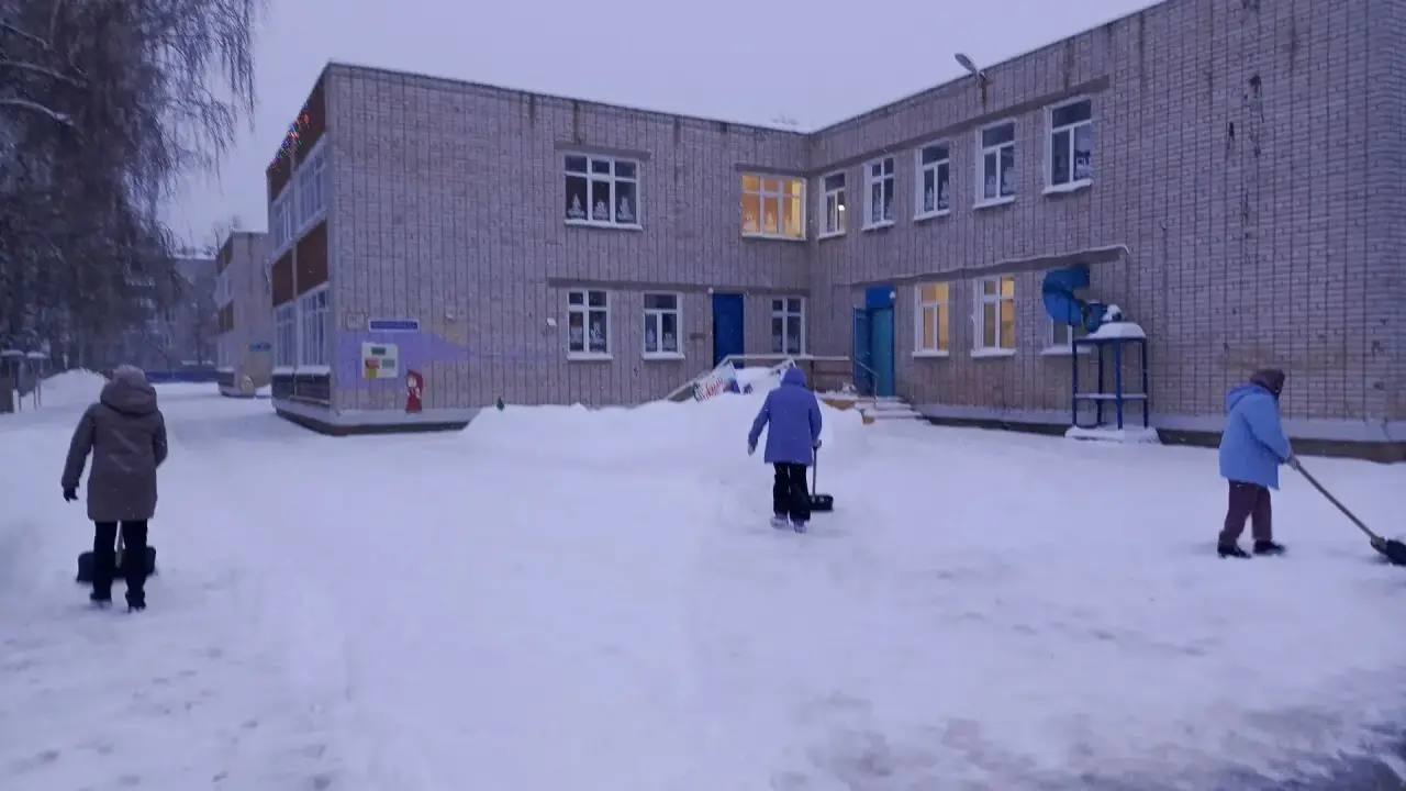 Все выходные дни на территориях образовательных организаций велась уборка территорий от последствий сильнейшего снегопада Все выходные дни на территориях образовательных организаций велась уборка территорий от последствий сильнейшего снегопада