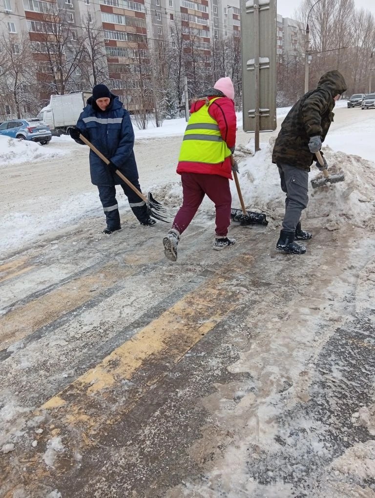 Сотрудники «Горзеленхоза» весь день работают над тем, чтобы сделать перемещение по городу более удобным Сотрудники «Горзеленхоза» весь день работают над тем, чтобы сделать перемещение по городу более удобным