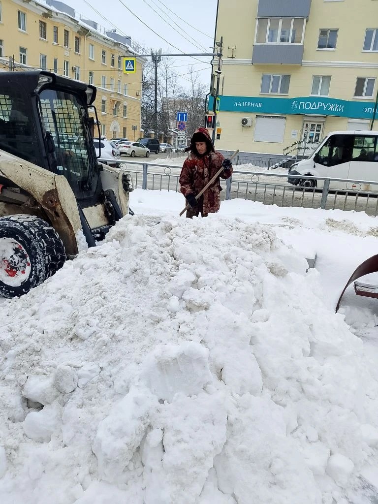Сотрудники «Горзеленхоза» весь день работают над тем, чтобы сделать перемещение по городу более удобным Сотрудники «Горзеленхоза» весь день работают над тем, чтобы сделать перемещение по городу более удобным