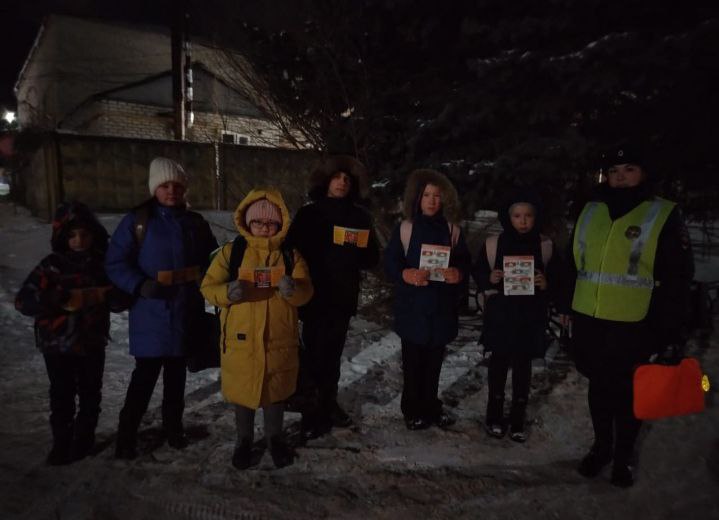 В завершение встречи сотрудники Госавтоинспекции и специалисты Дирекции безопасности дорожного движения подарили юным участникам дорожного движения тематические листовки по Правилам дорожного движения и световозвращающие... В завершение встречи сотрудники Госавтоинспекции и специалисты Дирекции безопасности дорожного движения подарили юным участникам дорожного движения тематические листовки по Правилам дорожного движения и световозвращающие...