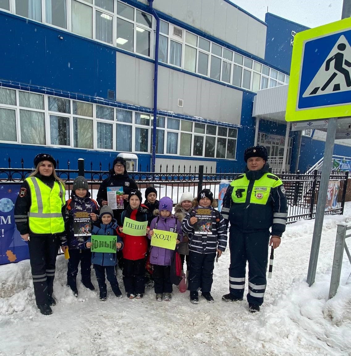 ЮИДовцы вместе с сотрудниками Госавтоинспекции провели общеобластное профилактическое мероприятие «Юный пешеход» ЮИДовцы вместе с сотрудниками Госавтоинспекции провели общеобластное профилактическое мероприятие «Юный пешеход»