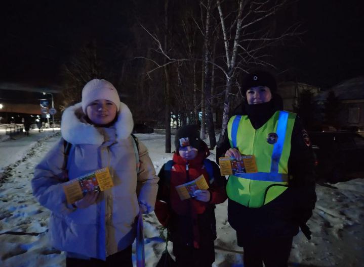 В ходе мероприятия вблизи нерегулируемых пешеходных переходов организаторы мероприятия провели профилактические беседы с несовершеннолетними участниками дорожного движения и их родителями об особенностях перехода проезжей...