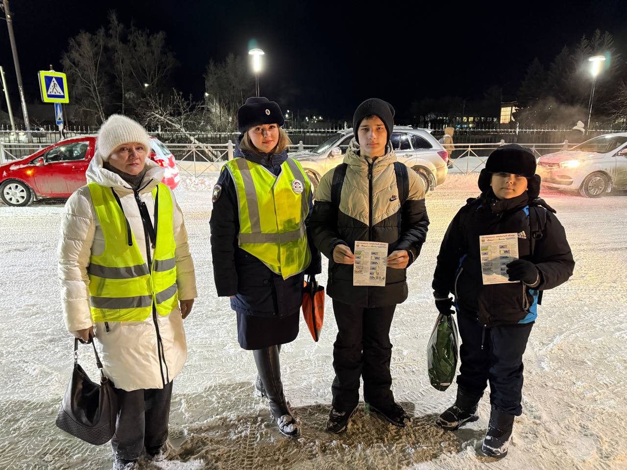 В завершение встречи сотрудники Госавтоинспекции и специалисты Дирекции безопасности дорожного движения подарили юным участникам дорожного движения тематические листовки по Правилам дорожного движения и световозвращающие... В завершение встречи сотрудники Госавтоинспекции и специалисты Дирекции безопасности дорожного движения подарили юным участникам дорожного движения тематические листовки по Правилам дорожного движения и световозвращающие...